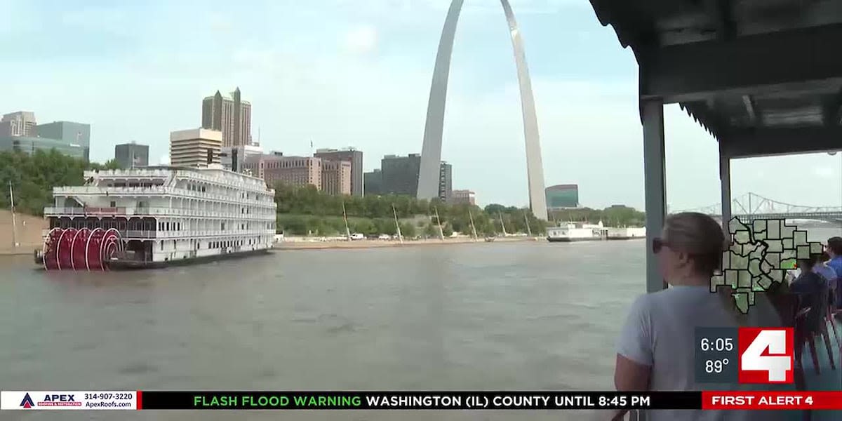 Riverboat cruises resume through downtown St. Louis as Mississippi River drops