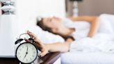 «Cinco minutos más»: Posponer el despertador tendría beneficios en la salud, según un estudio