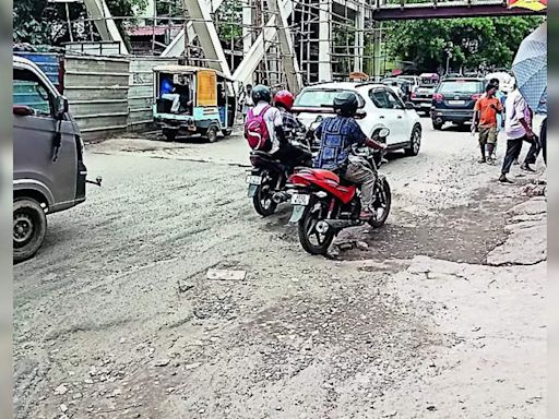 Paltan Bazar's Cratered Road, Defunct Streetlights, and Chaotic Traffic | Guwahati News - Times of India