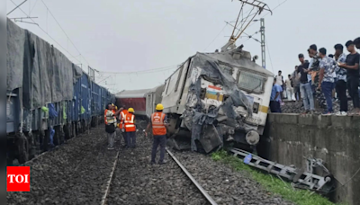 Howrah-Mumbai Mail derailed in Jharkhand, two dead, 18 injured | India News - Times of India