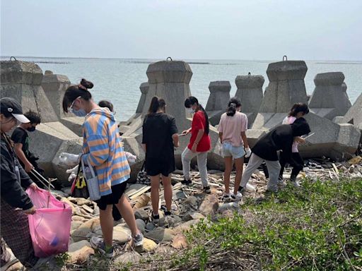 推廣溼地生態教育 雲縣國小師生撿海廢體驗「海口造廢船」