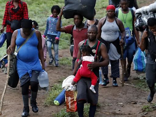 Con alambre de púas, Panamá comenzó a cerrar la frontera con Colombia: comunidades alertan por un posible represamiento de migrantes en el Urabá colombiano