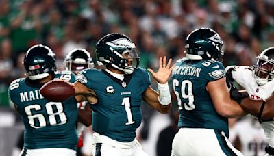 DeVonta Smith's touchdown catch gives Eagles 7-3 lead