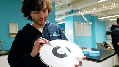 Coldplay lanza los primeros discos de vinilos hechos con plástico reciclado