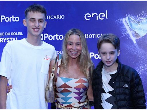 Danielle Winits curte evento com os filhos que tem com Cássio Reis e Jonatas Faro