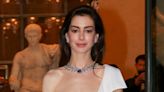 El elegante vestido viral de Anne Hathaway puede ser tuyo por $158