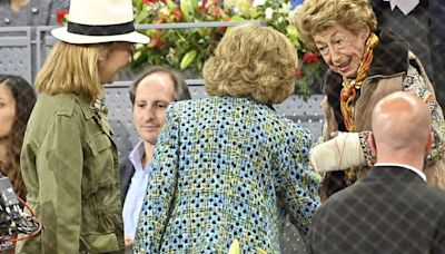 El efusivo reencuentro de la Reina Sofía y Piru, abuela de Juan Urquijo, tras salir a la luz la relación de sus nietos