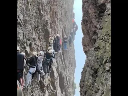 'Congestionamento' em montanha deixa alpinistas suspensos por mais de uma hora na China