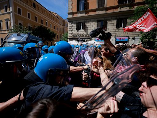 El Papa llama a los italianos a tener más hijos en medio de protestas y choques en Roma contra un acto a favor de la natalidad