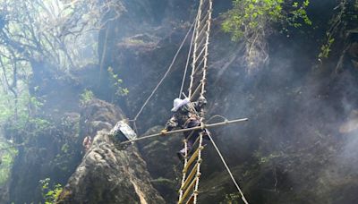 El incierto futuro de los recolectores de "miel loca" del Himalaya a causa del cambio climático