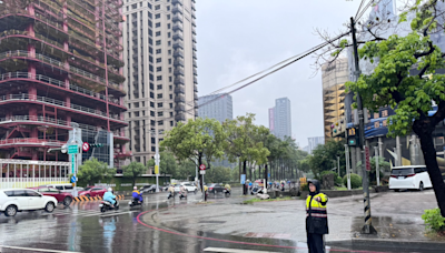 台中豪雨中指揮、交警義交堅守崗位交通不打結 | 蕃新聞