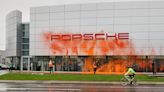 Cuatro activistas climáticos rocían un concesionario Porsche con pintura naranja en Suiza