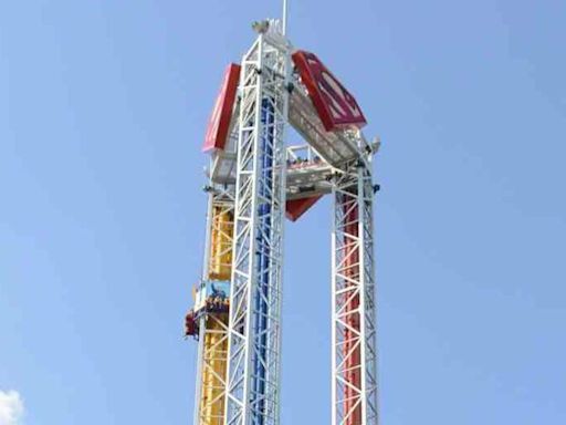 Did somebody almost fall from the Superman ride at Six Flags Over Texas?