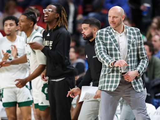 Wyoming opening could lure UWGB men's basketball coach Sundance Wicks home. But hiring Wicks would come at a cost.