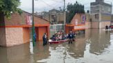 Rescatan a decenas de personas atrapadas por inundación en Cuautitlán