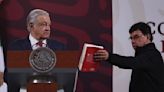 Por la veda, AMLO inicia en su mañanera con capítulos de su libro