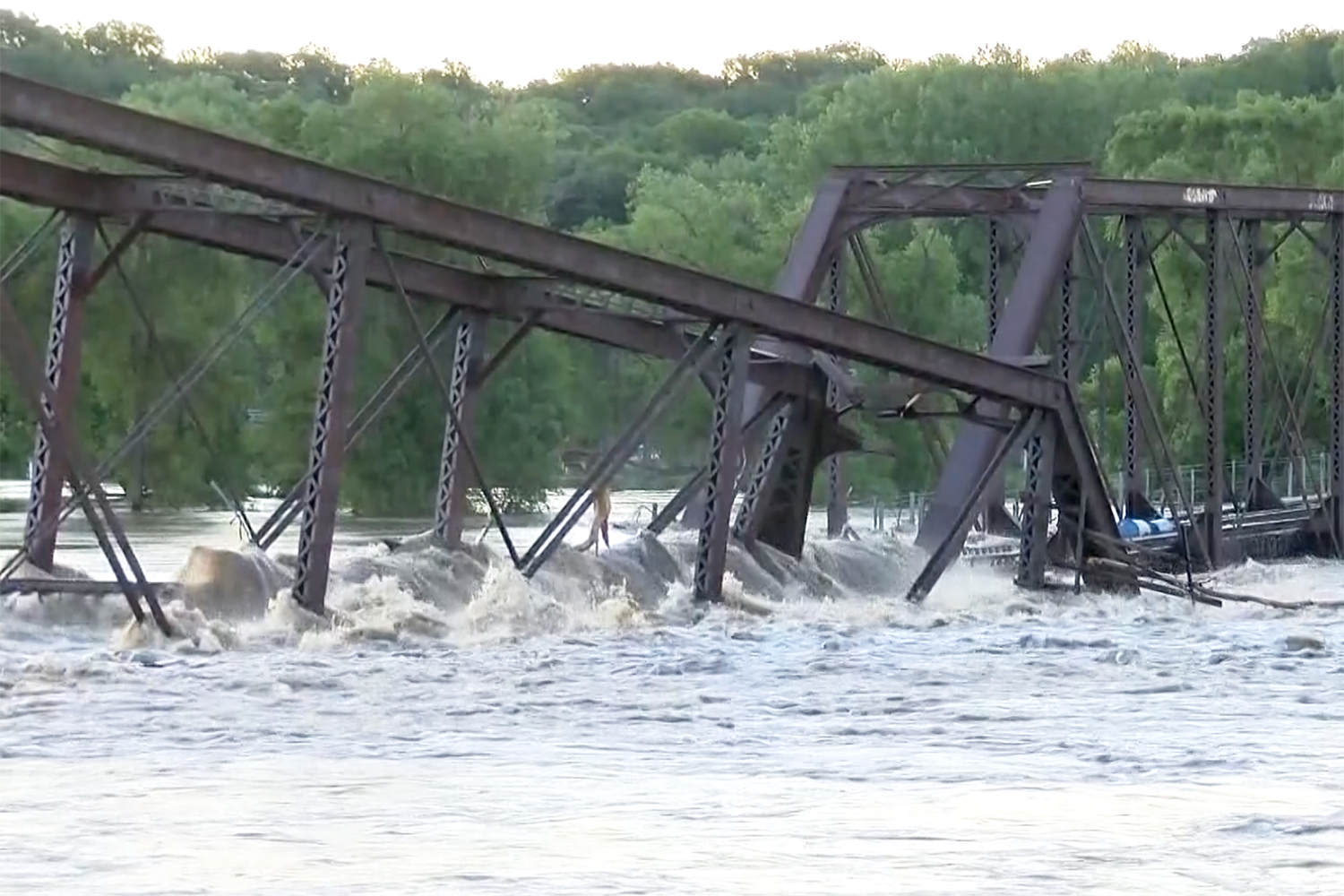 At least 2 dead as devastating Midwest flooding triggers evacuations