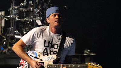 Blink-182 cuts Milwaukee gig short for sick Tom DeLonge, and Kourtney Kardashian was there