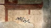 意大利古城牆遭簽名塗鴉 缺德男遊客面臨最高51萬罰款 | am730