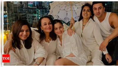 Alia Bhatt hosts Mother's Day celebration for Soni Razdan and Neetu Kapoor; shares heartwarming pic with Ranbir Kapoor and Shaheen Bhatt | - Times of India