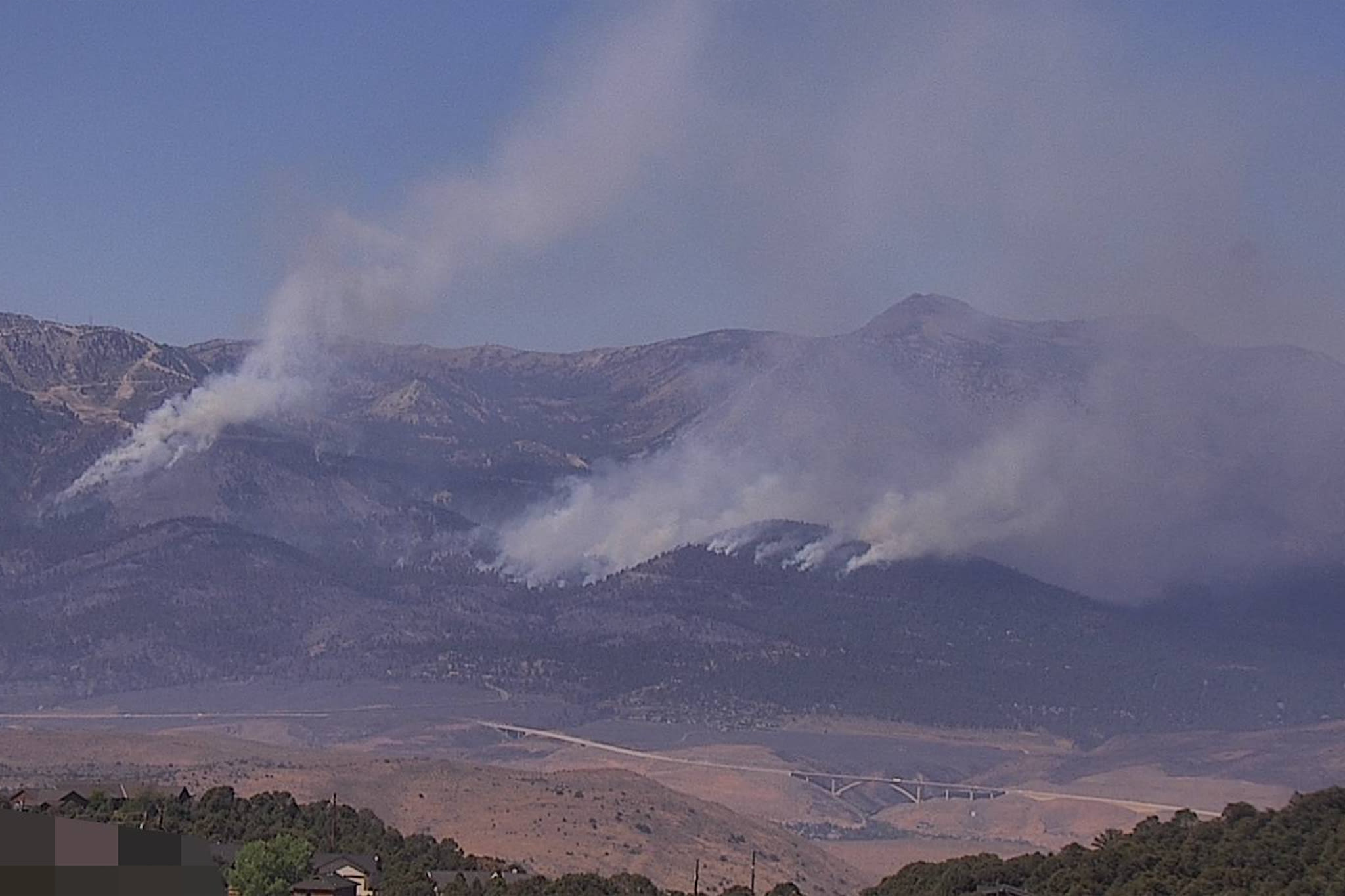 Davis Fire burns toward 2 Tahoe ski resorts as winds accelerate