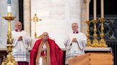 Miles despiden a Benedicto XVI en funeral celebrado por papa