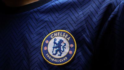 Midfielder “has signed his contract at Chelsea” claims top insider
