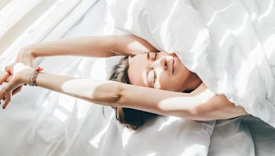 9 Expert Tips On How To Sleep In The Heat If You're Struggling To Get Some Shut Eye