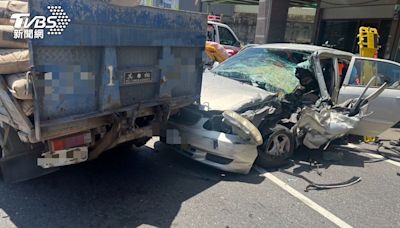 快訊／麻豆嚴重車禍！載水泥貨車猛撞 轎車「左側削毀」駕駛送醫│TVBS新聞網