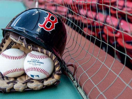 ‘Ultimate Boston moment': Matt Damon, Casey Affleck enjoy day at Fenway Park