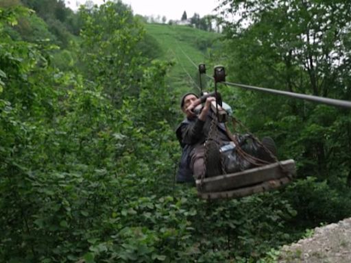 茶農靠高空滑板車上下山 土耳其茶鄉墜谷意外頻傳