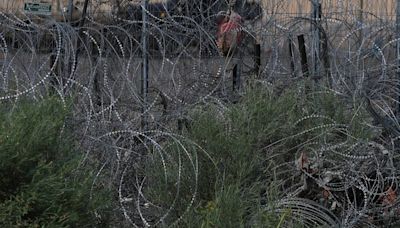 Texas amplía su alambrada de púas en la frontera con México: ‘No desanima a migrantes’; dicen activistas