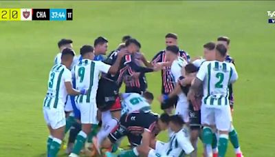 A lo Messi: el arquero de San Miguel picó la pelota en el penal ante Chacarita, también lo erró y se generó un escándalo