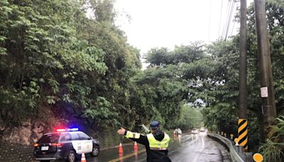 警方冒雨保安全，東勢道路及時排障 | 蕃新聞