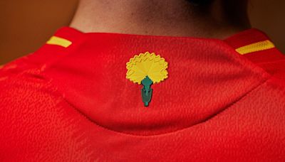 ¿Por qué la camiseta de España tiene una flor amarilla en el cuello?