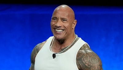 Dwayne Johnson luce irreconocible como el luchador Mark Kerr, en una imagen de la película "The Smashing Machine" - La Opinión