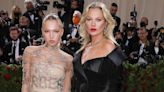 Kate Moss & Lila Moss超模親子檔這樣穿母女裝：深淺色互搭、同件單品兩種風格