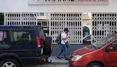 Estudiantes de Torre del Mar (Málaga) denuncian por estafa a la misma agencia de viajes acusada de otros fraudes: "Se han quedado con nuestro dinero"