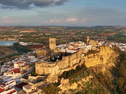 El pueblo construido sobre una roca que tiene un castillo es uno de los más bonitos de España