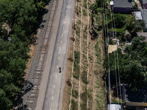 New trail connects Sacramento neighborhoods for bikers and pedestrians. See where it goes