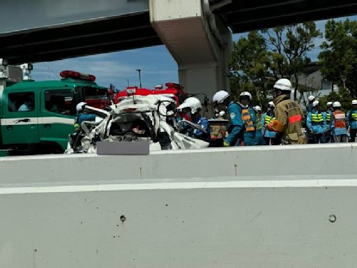 日本首都高速公路車禍牽連6輛車 釀5人受傷1台車體面目全非