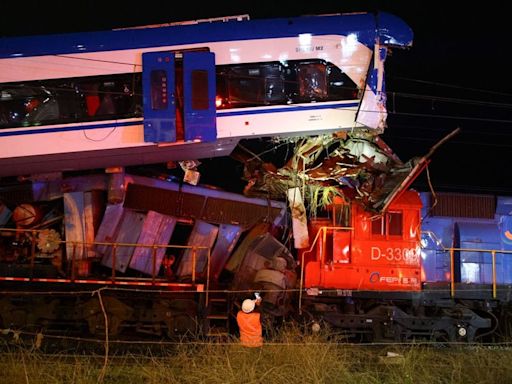 Así quedaron los trenes tras el fatal choque en San Bernardo - La Tercera