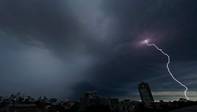 Extreme weather across the heartland including possible tornadoes