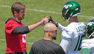 Aaron Rodgers Looking to Make Things Work With Struggling New York Jets WR