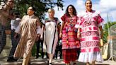 FOTOS. Entre colores y trajes típicos, secretarias de Estado asisten al inicio de la Guelaguetza