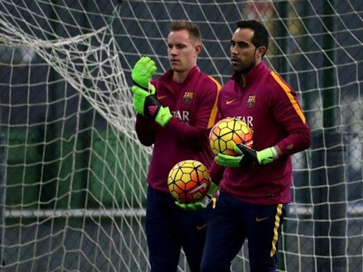 “Se dio cuenta que no me podía sacar”: Claudio Bravo revela detalles de la lucha que sostuvo con Ter Stegen por el arco del Barcelona - La Tercera