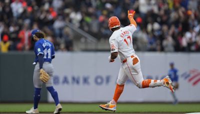 Giants rally in ninth to beat Blue Jays 4-3 in wild finish