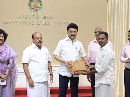 Stalin hands over awards to craftspersons, artisans