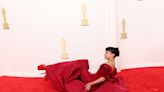 Oscar 2024: Liza Koshy, una caída insólita pero con estilo en la alfombra roja