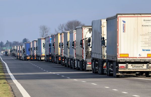 Poland suspends crossing of Ukrainian trucks without international cargo transportation permits